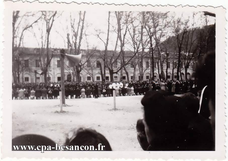 BESANÇON - Chamars - Meeting de la jeunesse catholique du diocèse de Besançon - Lundi de Pâques - 7 avril 1947 - La communion.
